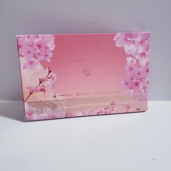 Lunar Beauty| Nude Prism Eyeshadow Palette - Picture 3 of 10